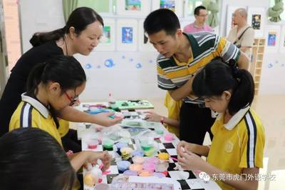 東莞市第四屆中小學美術(shù)特色展評審專家小組走入虎外